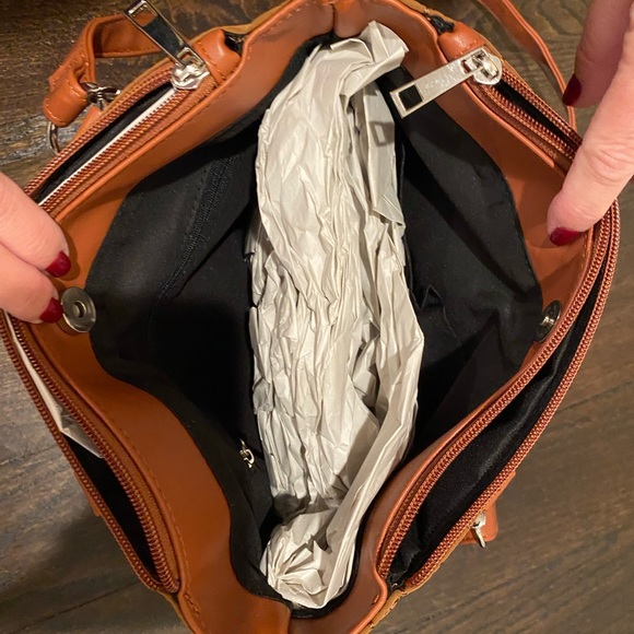 Circle quilter hobo bag with front and back zip pockets - Picture 4 of 5